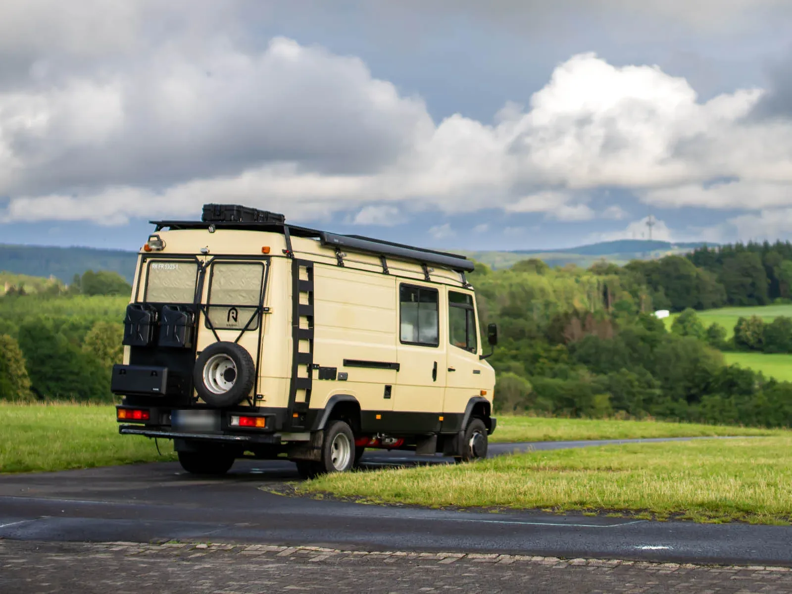 Mercedes Vario Trude als Expeditionsmobil auf einer Straße in Landschaft