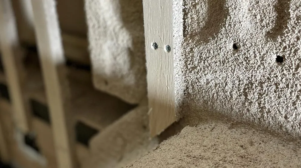 Detail der Sprühkork-Oberfläche im nachhaltigen Van-Ausbau