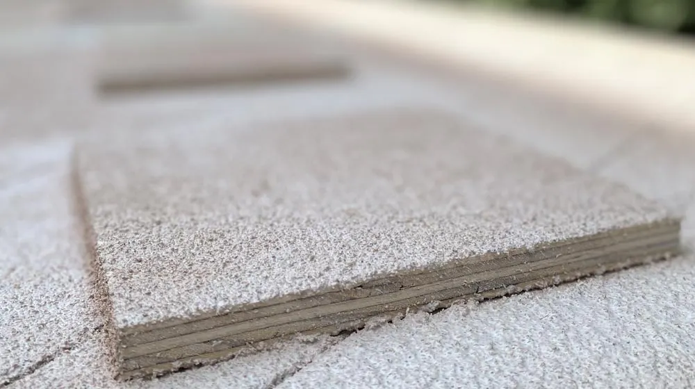 Materialdetail der Sprühkork-Dämmung im BIRDBUS Van-Ausbau