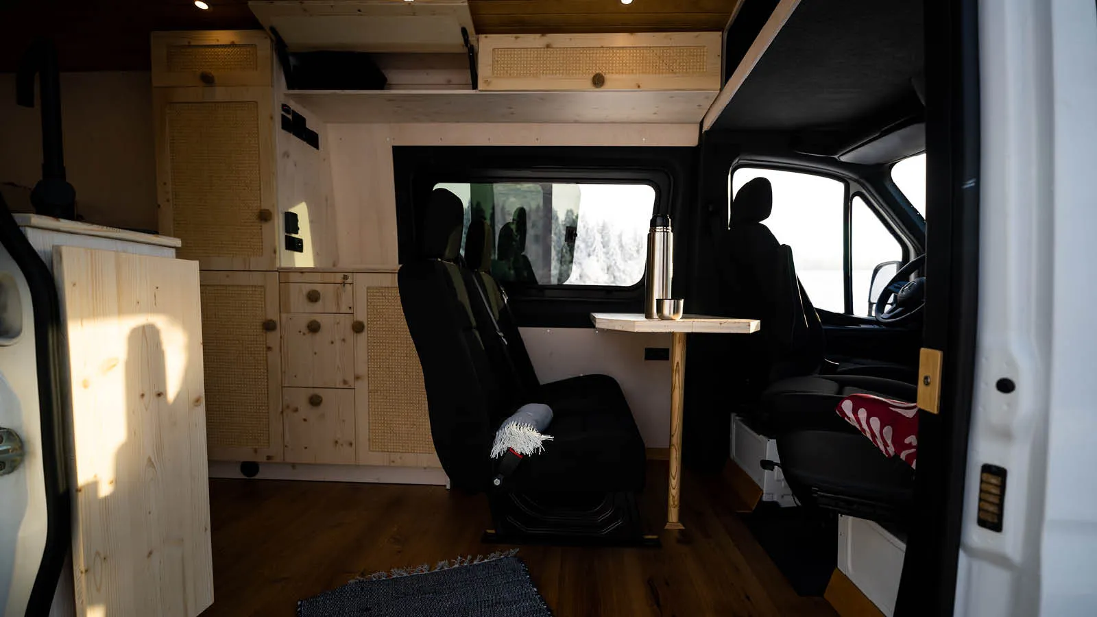 Individueller Camper-Ausbau mit Holzdecke, Tisch und Stauraum im Van