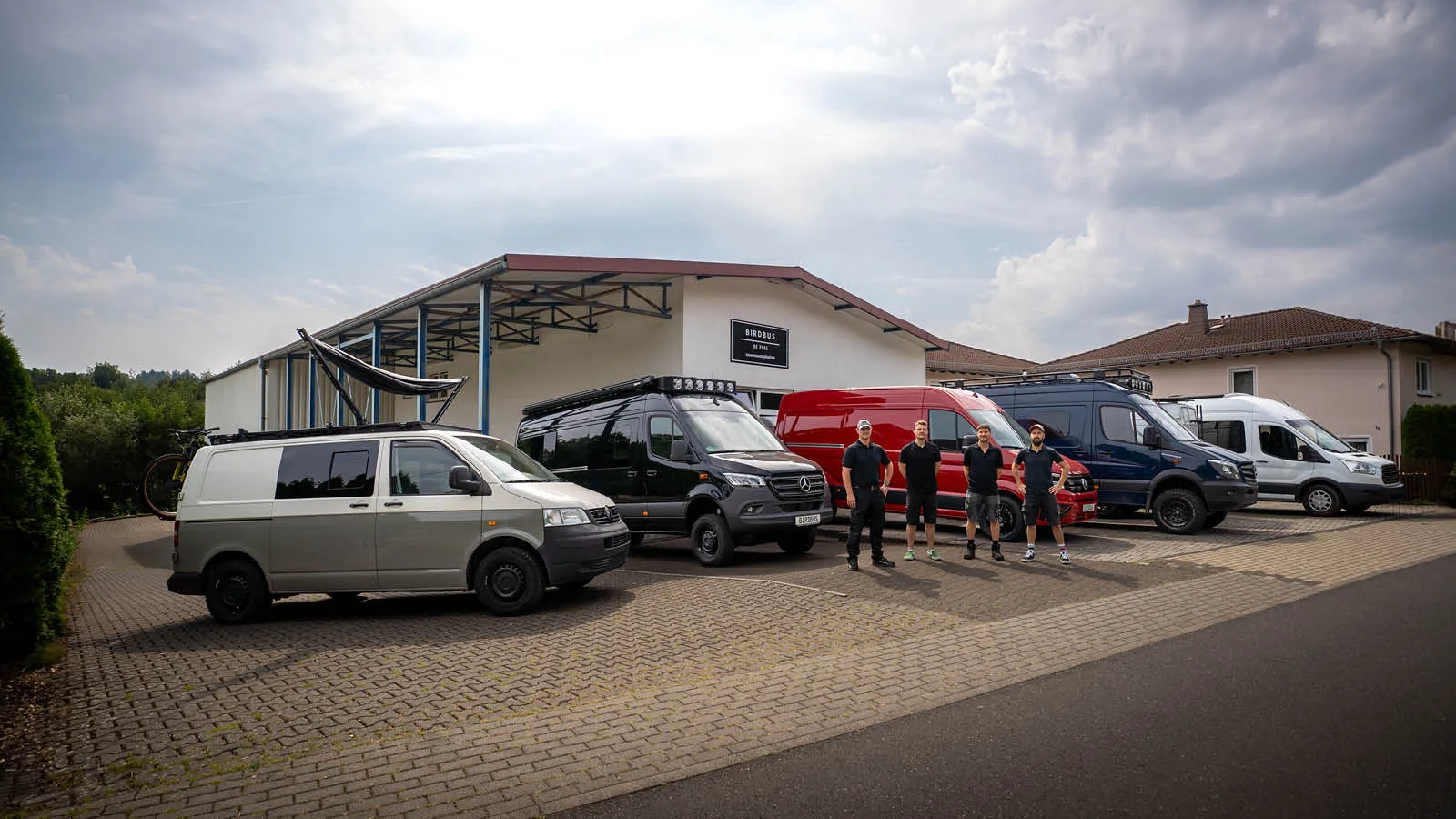BIRDBUS Werkstatt und Fahrzeuge während einer Beratung vor Ort