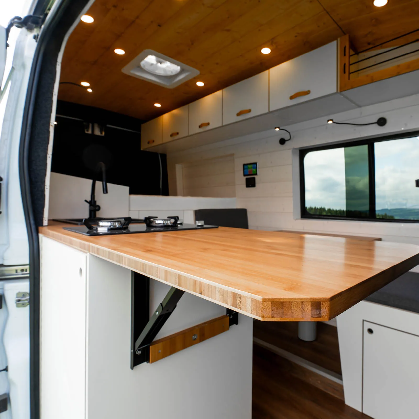 Campervan-Innenraum während der individuellen Ausbauplanung