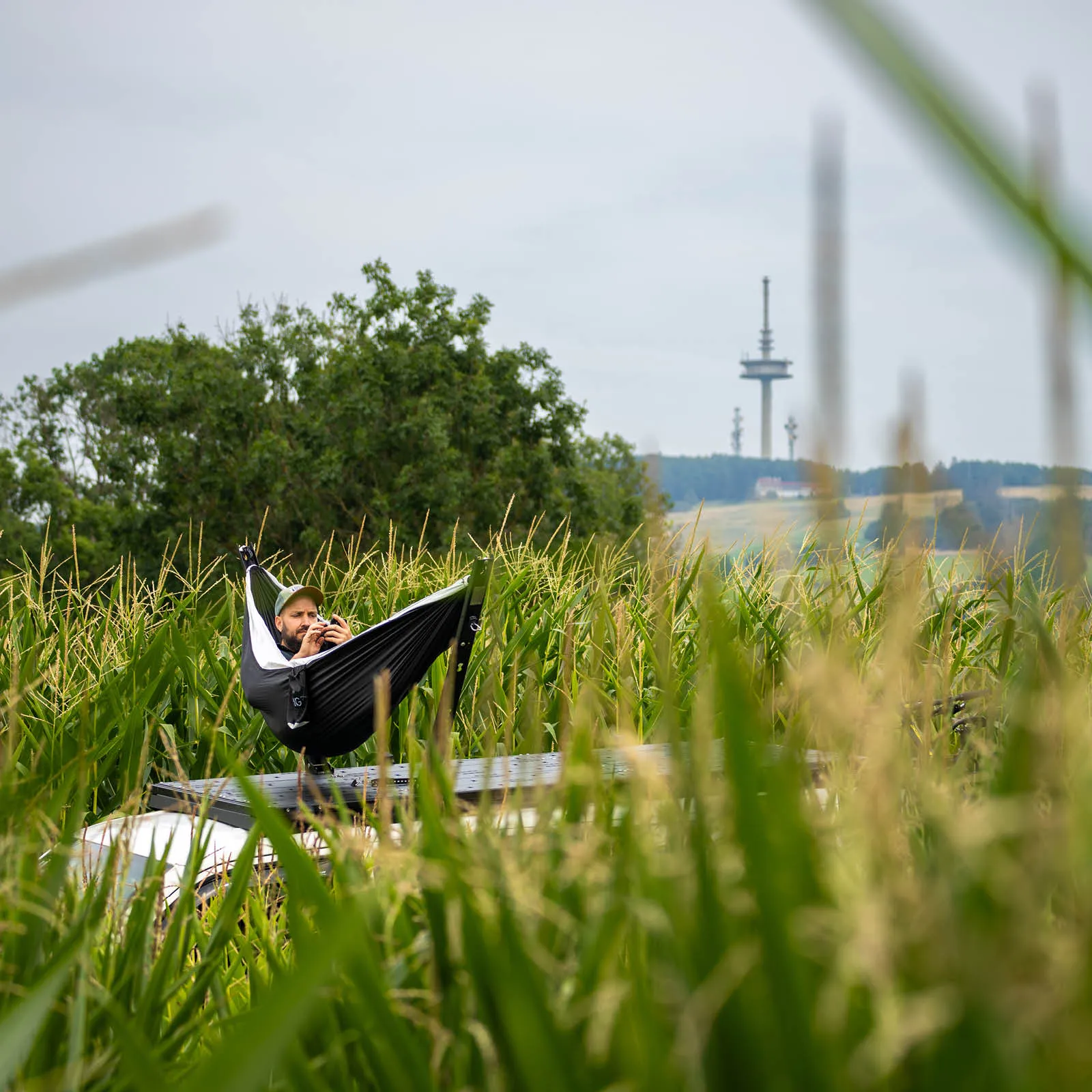 BIRDBUS Teammitglied am Computer bei der Planung eines Camper-Ausbaus