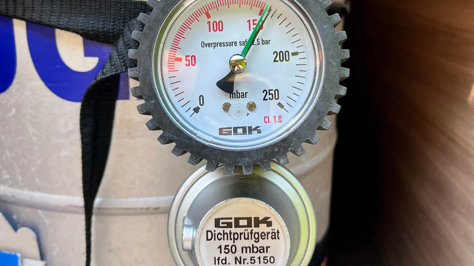 Gasdruck-Prüftechnik im BIRDBUS Caravan Service