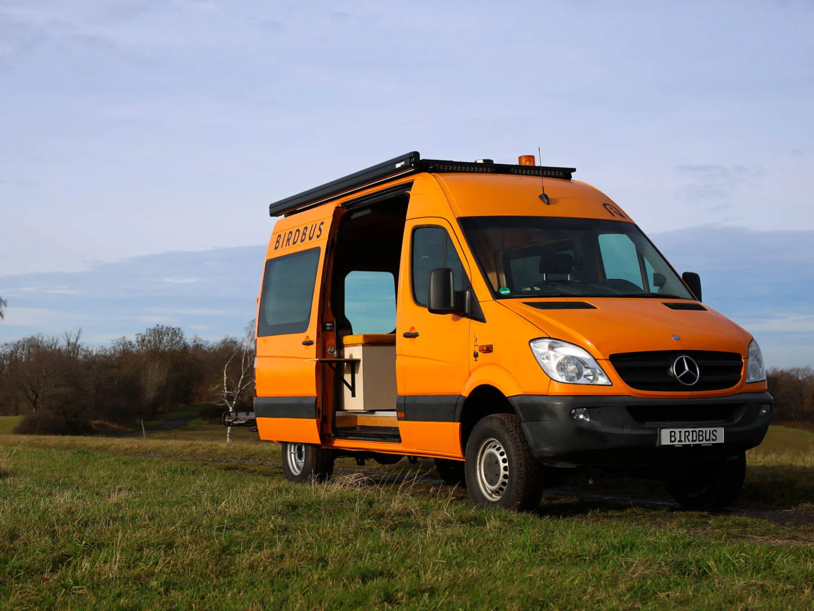 Orangefarbener Mercedes Sprinter Alfredo als Projektfahrzeug für individuelle Camper-Ausbauten