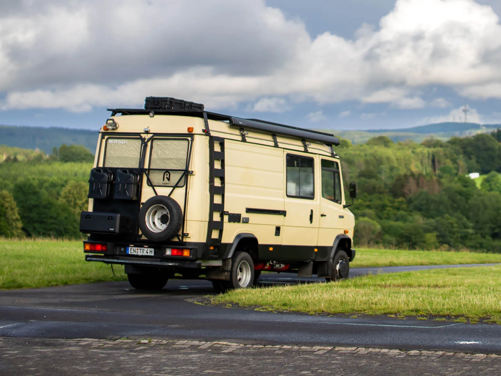 Mercedes Vario Trude als robustes Expeditionsmobil in hügeliger Landschaft