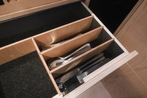 Besteckschublade und Stauraum im MAN-Trailer Campervan