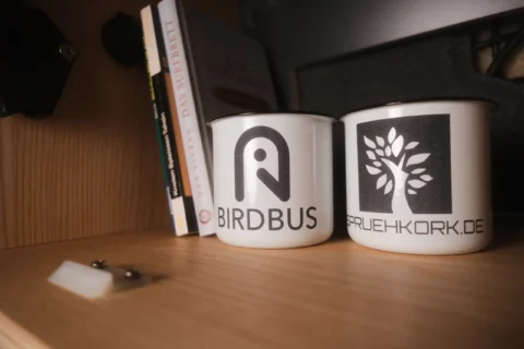 Birdbus und Sprühkork Detail im MAN-Trailer Campervan