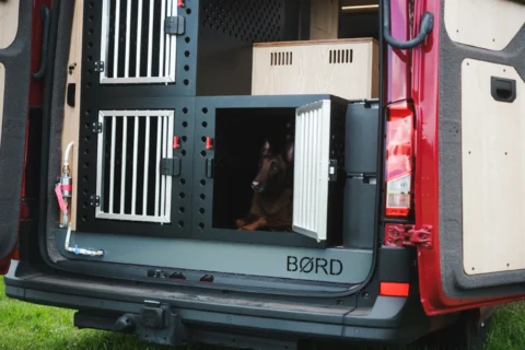 Drei feste Hundeboxen im Heck des MAN-Trailer Campervans