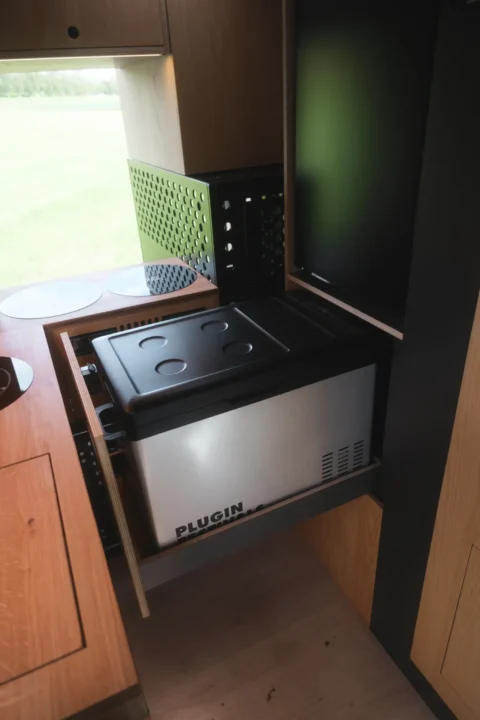 Kühlschrank im Küchenbereich des MAN-Trailer Campervans