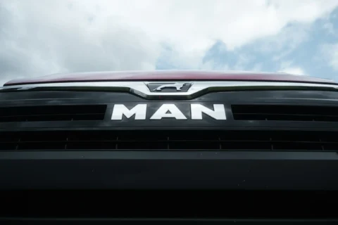 MAN Frontemblem am roten MAN-Trailer Campervan