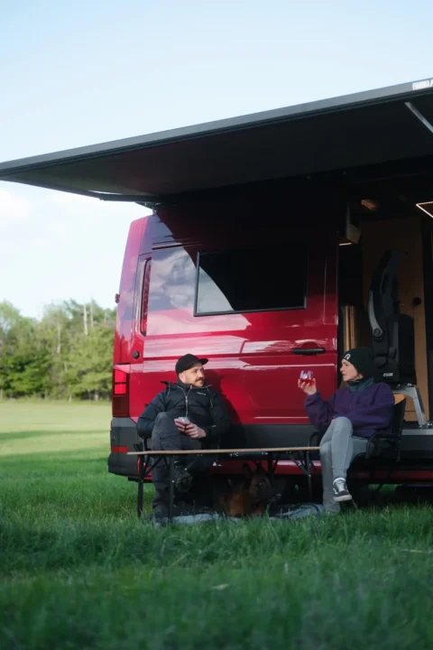 Roter MAN-Trailer Campervan mit geöffneter Markise