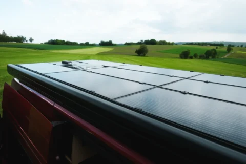 Solarmodule auf dem Dach des MAN-Trailer Campervans