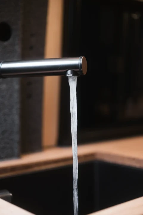 Wasserhahn im Küchenbereich des MAN-Trailer Campervans