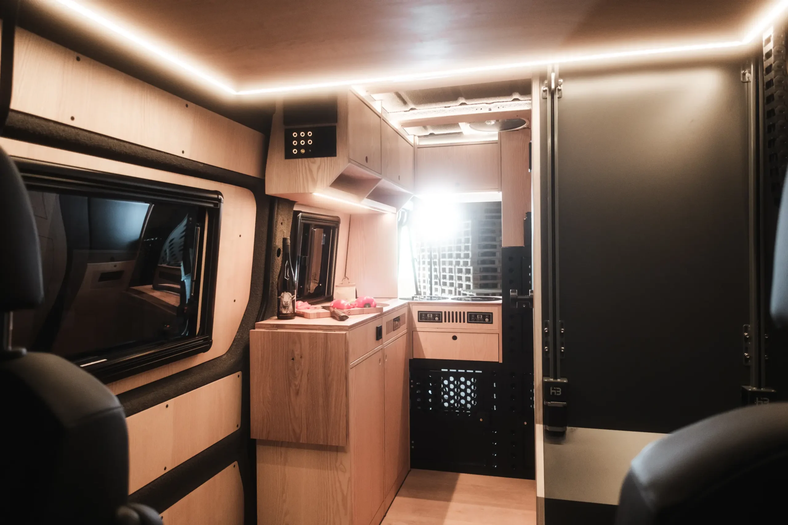 Wohnraum des MAN-Trailer Campervans mit warmem Licht