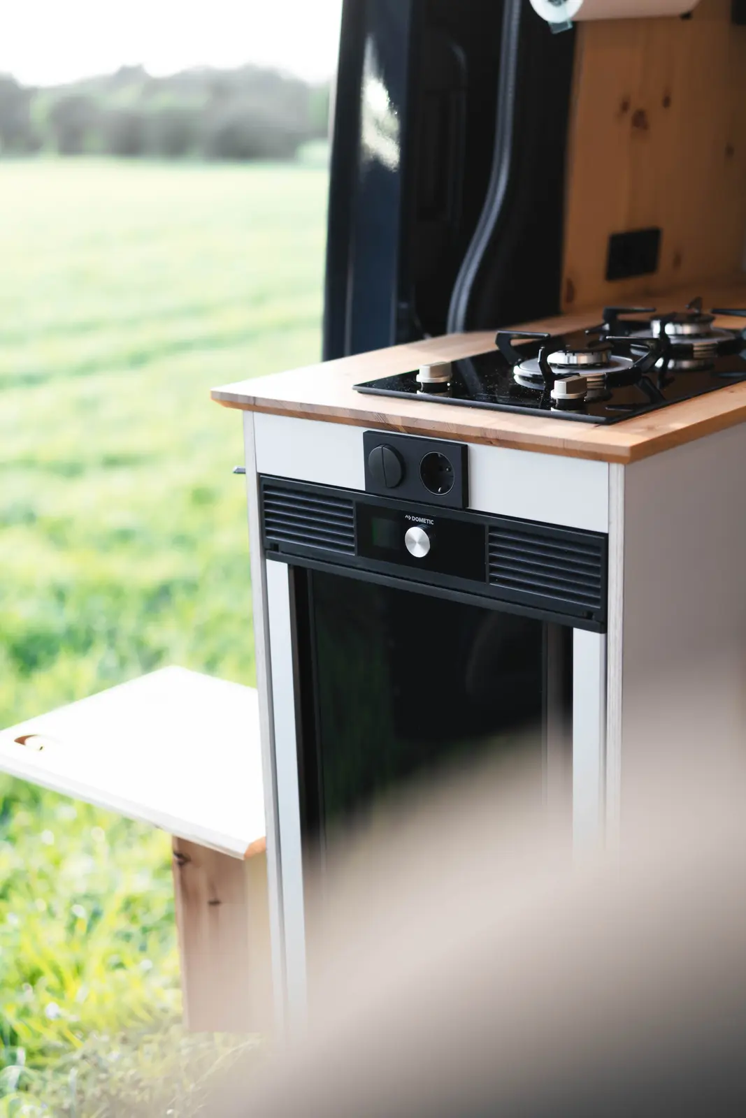 Küchenblock mit Zwei-Flammen-Gaskocher und Dometic-Kühlschrank