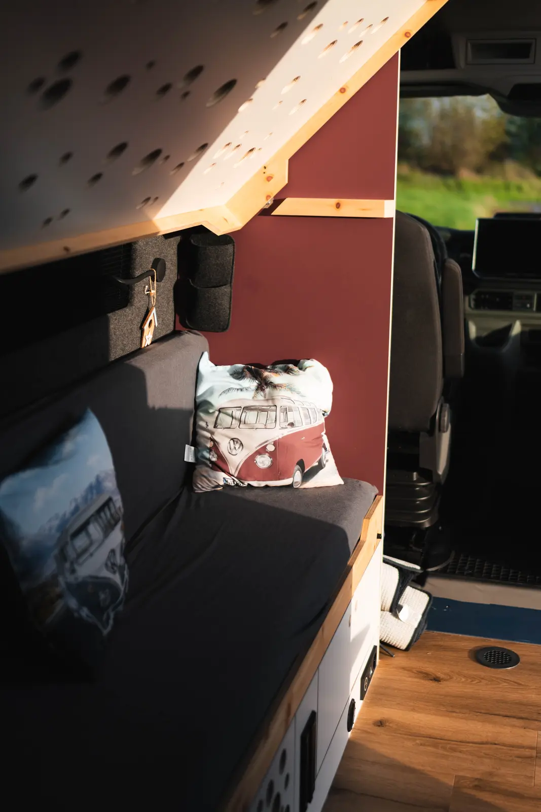 Unteres Bett als Lounge-Sofa im offenen Wohnraum