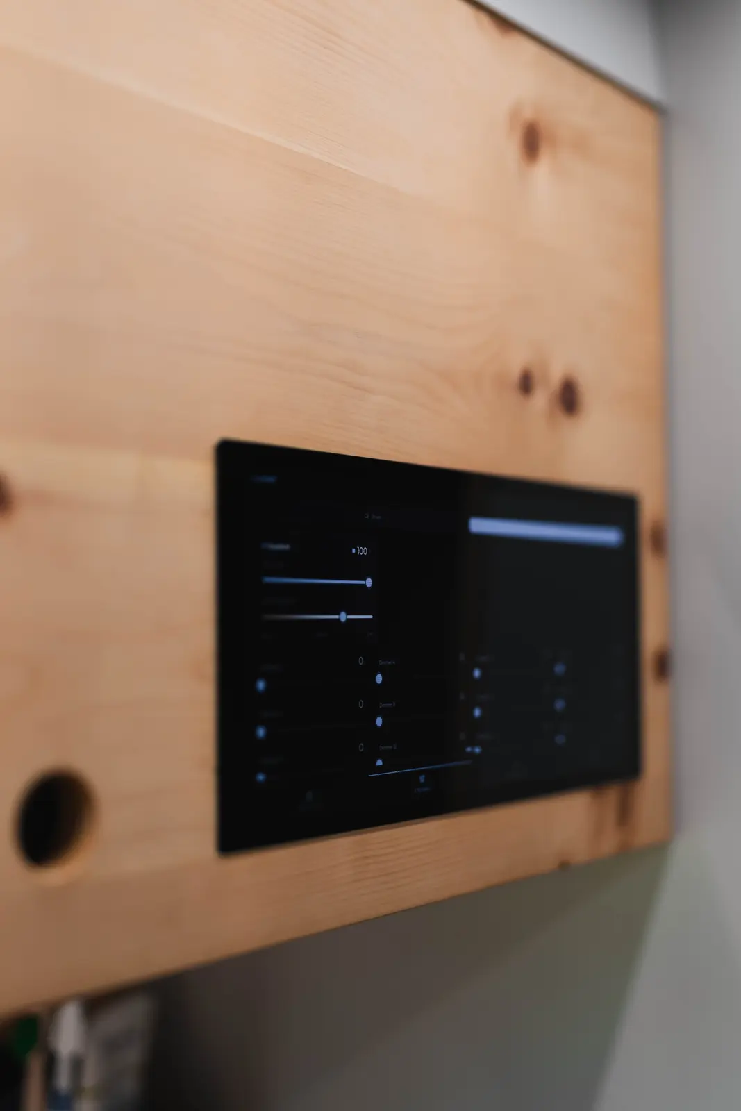 nestOS-Smartsteuerung auf dem 11-Zoll-Display in der Zirbenfront