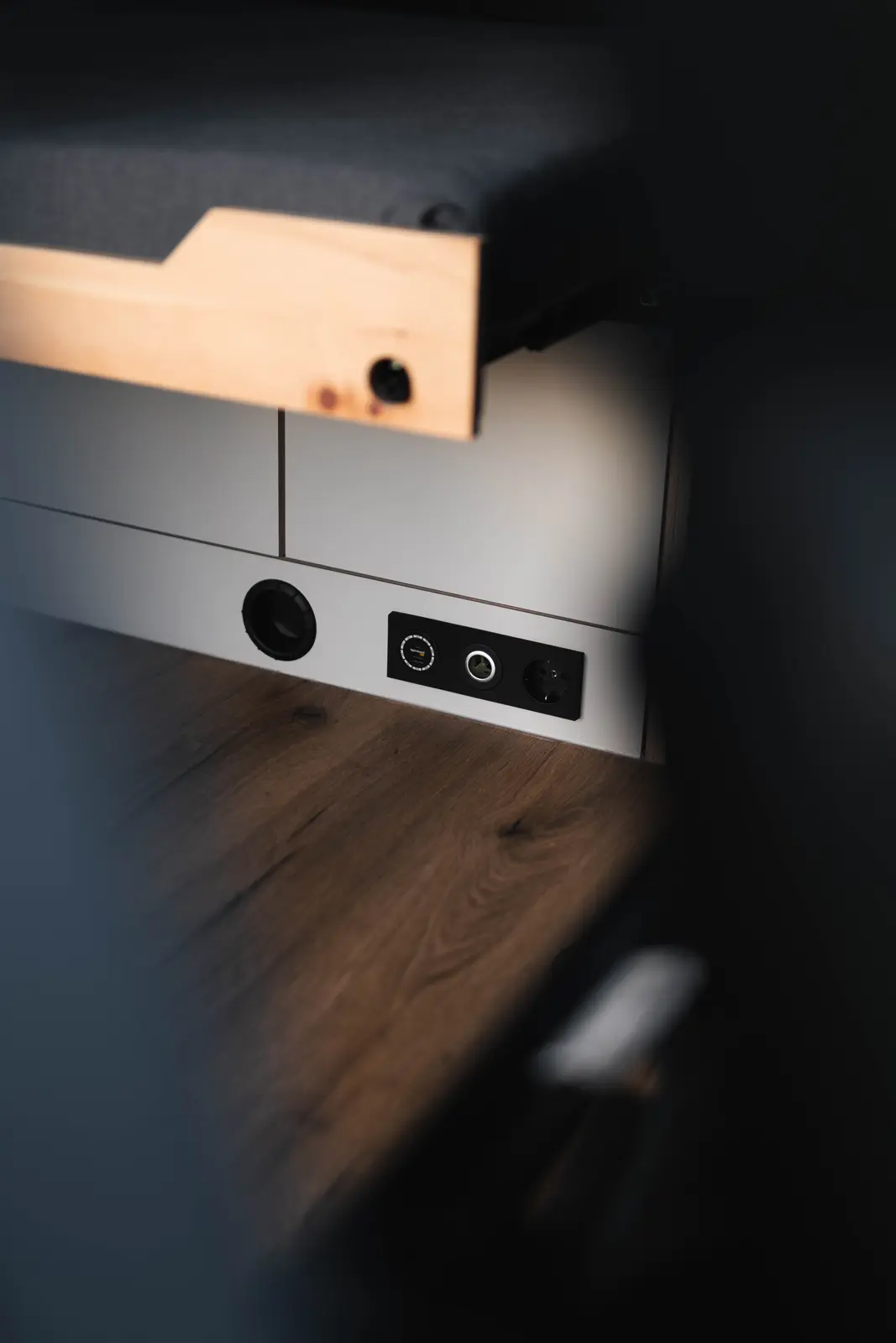 Steckdosenpanel mit USB, 12 Volt und 230 Volt am Bettkasten