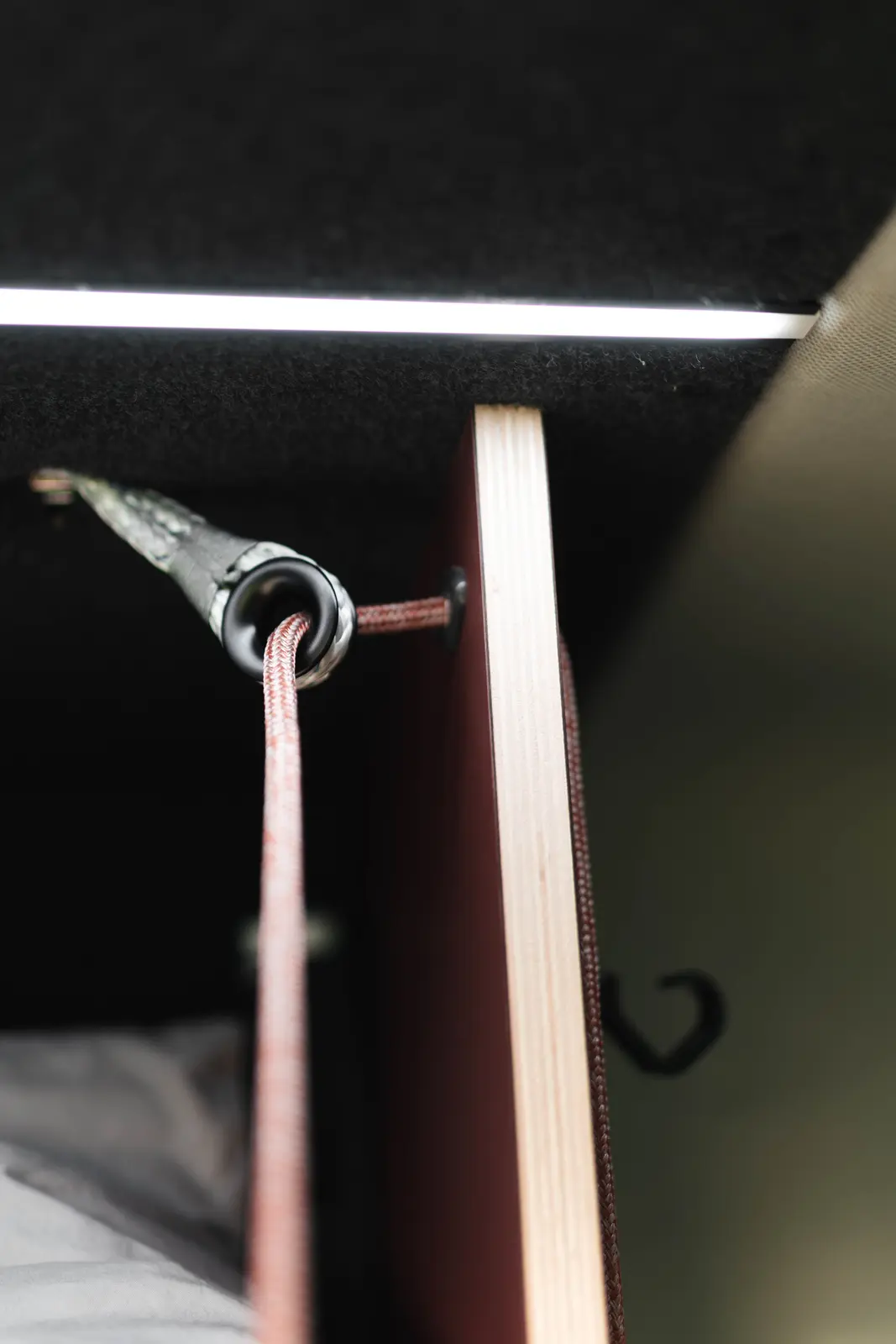 Seilzugführung des Stockbetts durch die Möbelwand