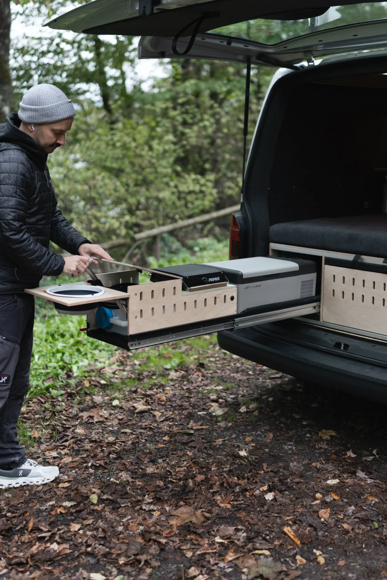 Kochen am Heckauszug der CampBoks mit Primus-Kocher und Kühlbox