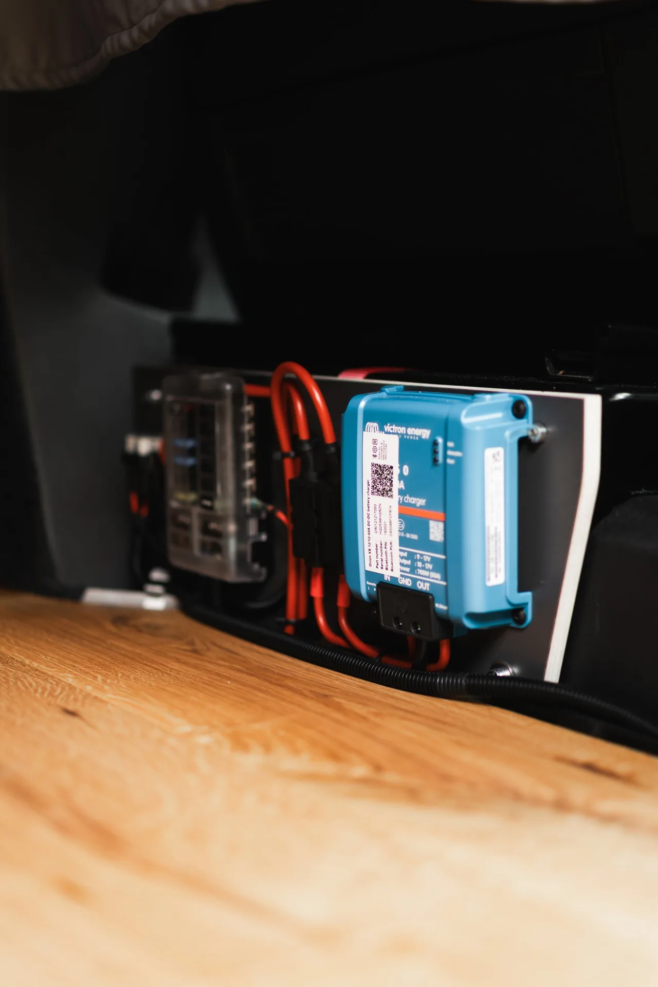 Victron Orion XS Ladebooster und Sicherungsverteilung unter dem Bett